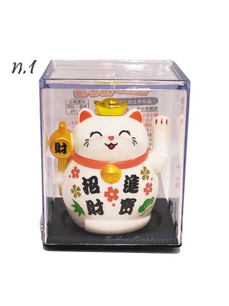 Maneki neko enters wealth with paw movement