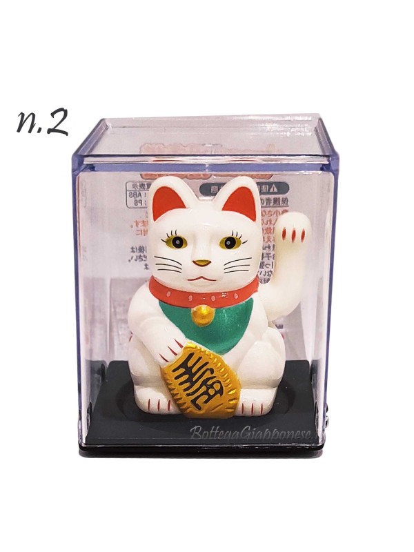 Maneki neko enters wealth with paw movement