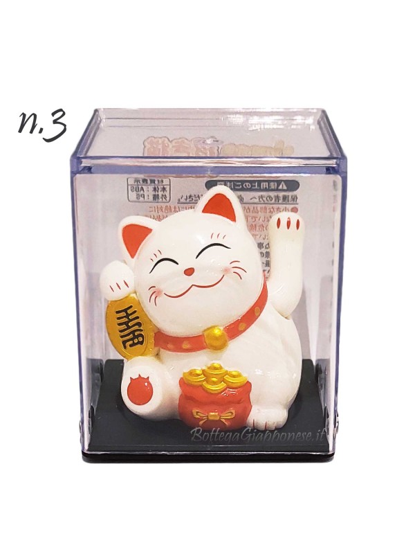 Maneki neko enters wealth with paw movement