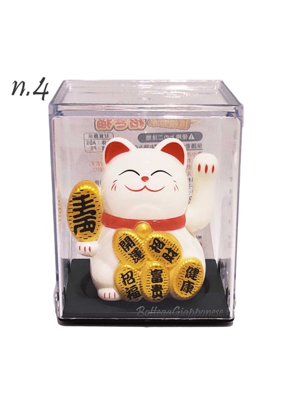 Maneki neko enters wealth with paw movement