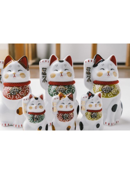 Smiling Maneki Neko who will bring great luck